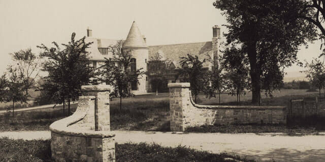 A photo of the manor's exterior in 1929.