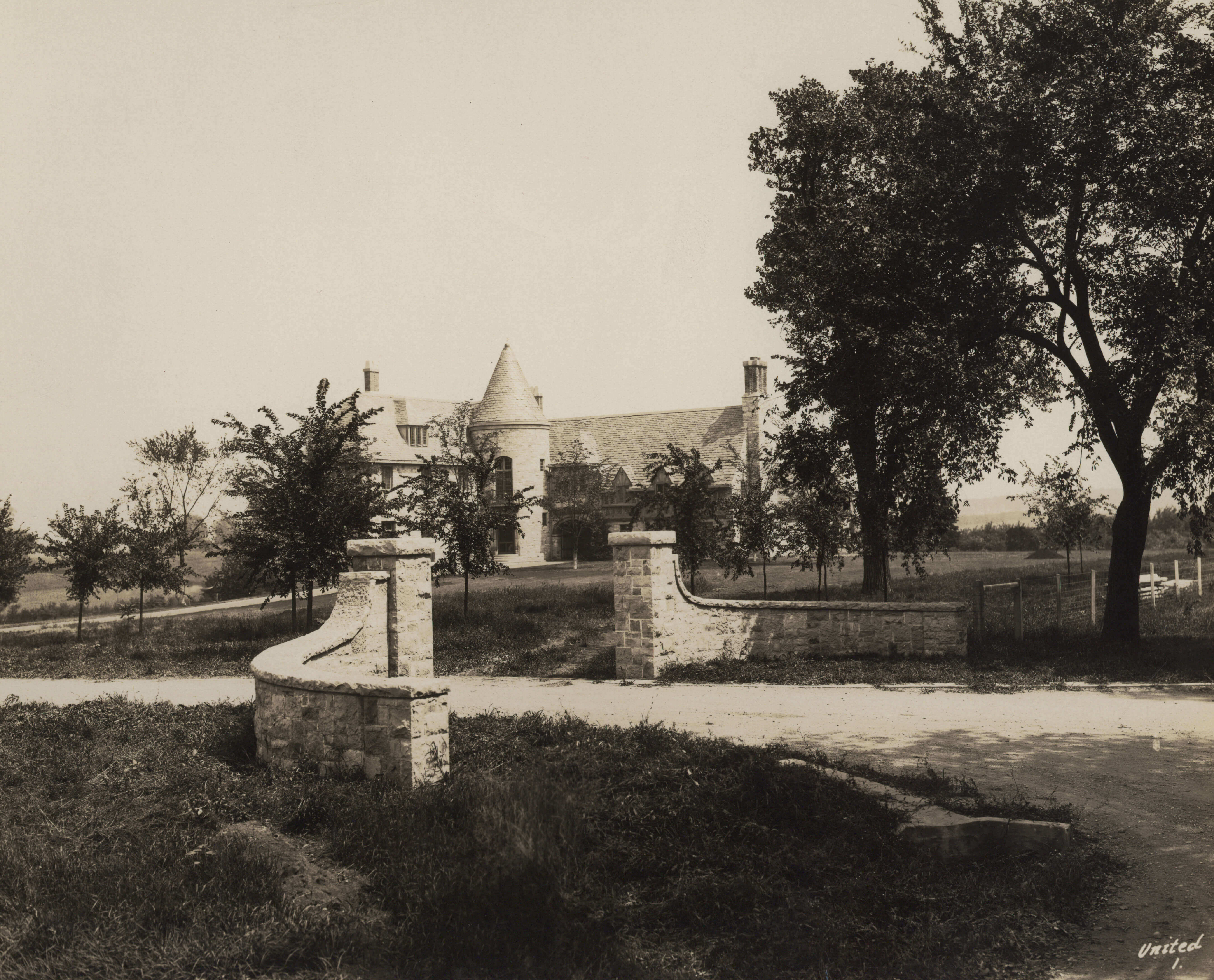 The entrance of the Ewing Manor in 1929.