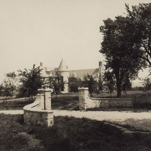 A photo of the manor's exterior in 1929.